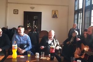 REPOVANJE U MANASTIRU GRAČANICA: Arhimandrit Ilarion na gitari pratio Beogradski sindikat! Dogodine u Prizrenu orilo se na sav glas! (VIDEO)