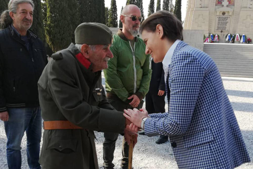 BRNABIĆEVA NA ZEJTINLIKU: Premijerka Ana obišla srpsko vojničko groblje, pa sa čika Đorđem popila po rakijicu za dušu palih ratnika (FOTO)