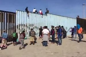 TRAMPE, VIDI ŠTA RADIMO TVOJOJ OGRADI! Imigranti je preskaču kao od šale i opušteno poziraju na njoj! (VIDEO)