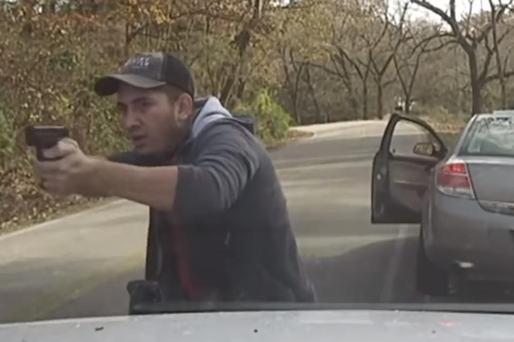 KAMERE SNIMILE DRAMU NA PUTU: Izašao iz kola i krenuo da puca na policiju, ali svi su gledali šta radi jedan prolaznik! (VIDEO)