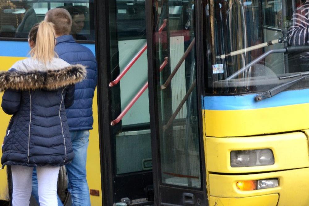 UŽAS U ŽARKOVU: Žena preminula na liniji 88! Putnici primetili da sedi nepomično, odmah pozvali vozača