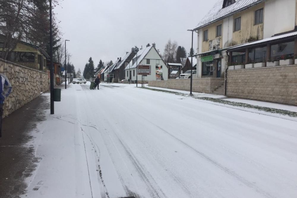 ZABELEO SE ŽABLJAK: Pao prvi sneg, putari sipali so na ulice (FOTO)