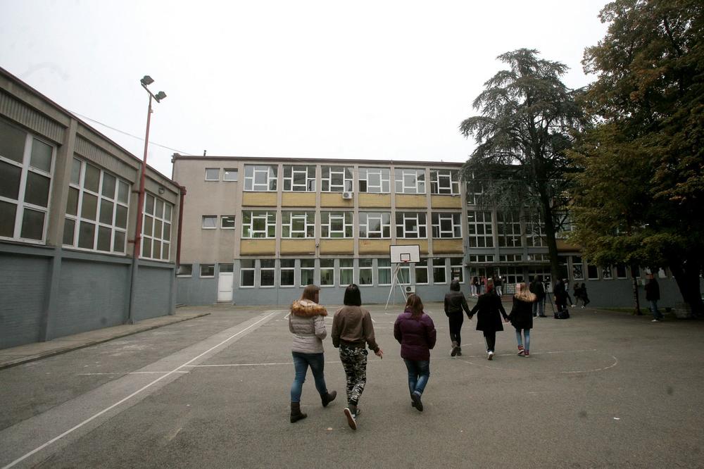 POLOMIĆU VAS SAMO AKO MI SE ĆERKA POŽALI OPET: Razjaren otac učenice VI razreda upao na ČAS FIZIČKOG, pa PRETIO njenim drugaricama