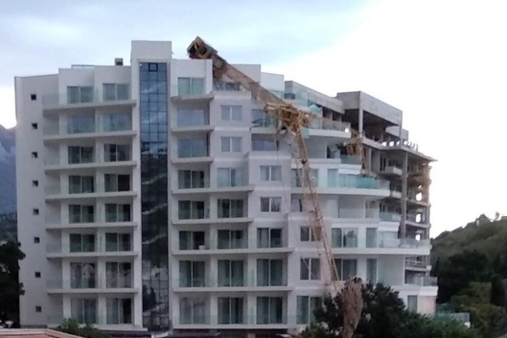 VETAR NAPRAVIO HAOS U PETROVCU: Kran pao na gradilište hotela (FOTO)