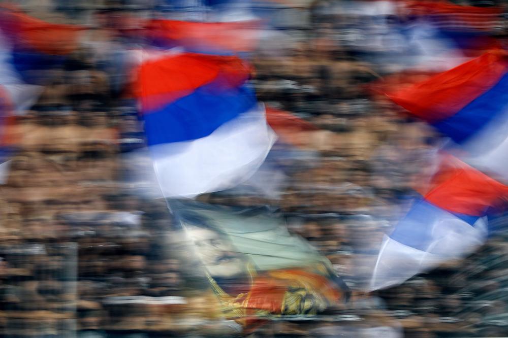 ZAJEDNO GINULI ZA SLOBODU, A SADA... Pogledajte žestoku poruku koju su navijači Srbije poslali Crnogorcima na Marakani (FOTO)