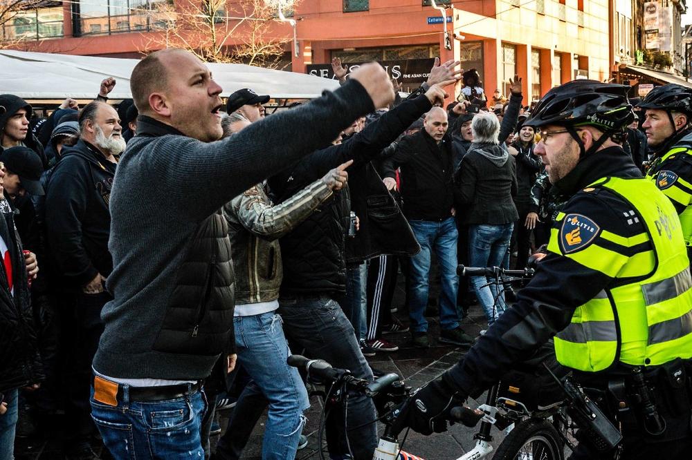 HAOS U HOLANDIJI: Deda Mrazov pomoćnik izazvao SUKOBE pristalica i protivnika širom zemlje! (VIDEO, FOTO)