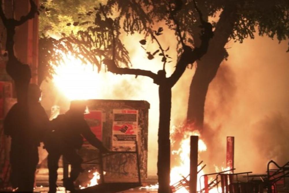 HAOS U CENTRU ATINE: Demonstranti zasuli policiju kamenicama, zapalili zastavu SAD, postavljene barikade! (VIDEO)