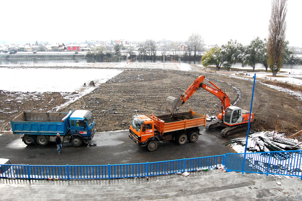 SNEG NIJE PREPREKA ZA RADOVE: Nastavlja se rekonstrukcija Atletskog stadiona u Kraljevu, čeka se juniorska Balkanijada