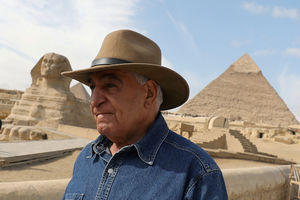 PRAVI INDIJANA DŽONS DOLAZI U BEOGRAD: Svetski poznati arheolog Havas otkriva tajne egipatskih piramida