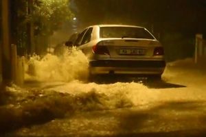 POTOP U MAKARSKOJ: Zbog jake kiše poplavljene kuće i kafići, automobili PLIVAJU po ulicama! (VIDEO)