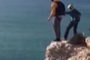 AVANTURA DVA PRIJATELJA SE ZAVRŠILA TRAGIČNO: Skočili sa litice od 90 metara, ali se padobran otvorio samo jednom od njih (UZNEMIRUJUĆI VIDEO)