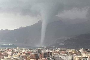 ZASTRAŠUJUĆI PRIZOR NA MEDITERANU: Ogromna pijavica nosila sve pred sobom, kontejneri leteli na sve strane (VIDEO)