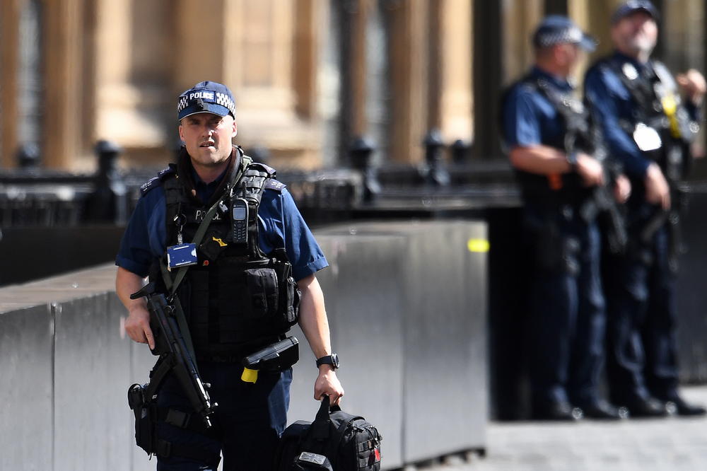 IZBEGNUTA KATASTROFA U LONDONU: Policija pronašla dve improvizovane bombe u nenaseljenim stanovima
