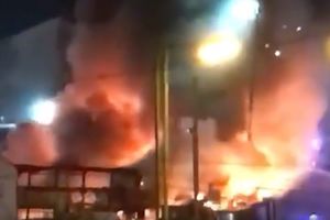 BUKNUO POŽAR U GARAŽI, 11 AUTOBUSA IZGORELO: Vatru u Londonu gasi 60 vatrogasaca! Začula se STRAVIČNA eksplozija! (VIDEO)