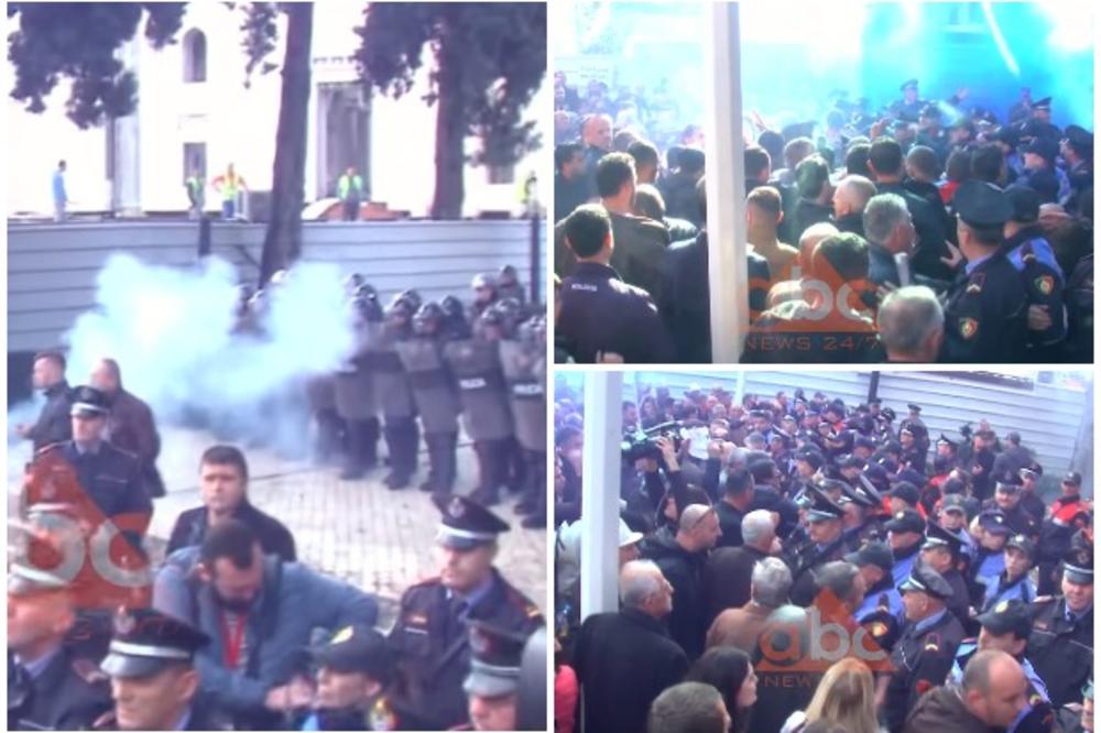 HAOS NA PROTESTU U ALBANIJI! Žestoka tuča demonstranata i policajaca ispred parlamenta u Tirani (VIDEO)