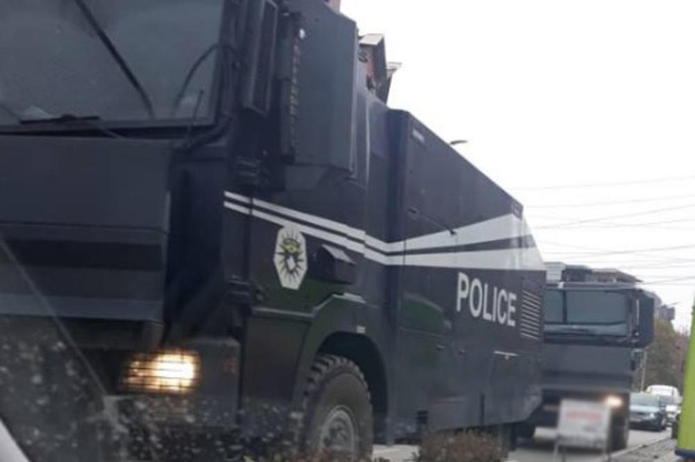 BORBENA VOZILA KOSOVSKE POLICIJE U PRIPRAVNOSTI! Policijska kolona na ulicama Južne Mitrovice! (FOTO)