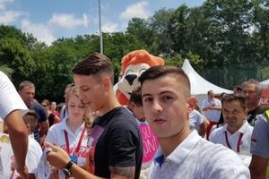 VEČITI NA SAJMU: Fudbaleri Zvezde i Partizana na štandu Sportskih igara mladih!