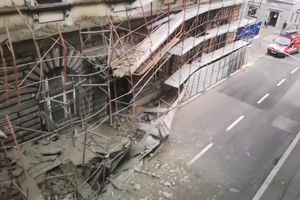 HAOS U CENTRU RIJEKE: Urušila se ogromna skela, nastao saobraćajni kolaps (VIDEO)