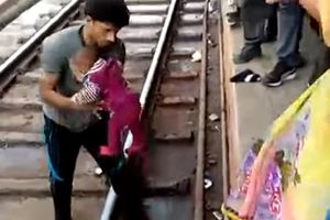 ČUDO U INDIJI: Beba (1) pala pod voz, svi očekivali NAJGORE, a onda se začuo plač mališe!  (VIDEO)