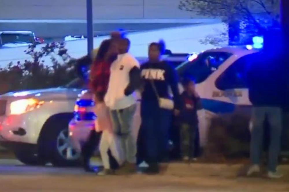 PRVA ŽRTVA CRNOG PETKA U SAD: Mladića iznervirali drugi kupci, izvadio pištolj i ranio 2 tinejdžera! Policija ga ubila ispred radnje! (VIDEO)