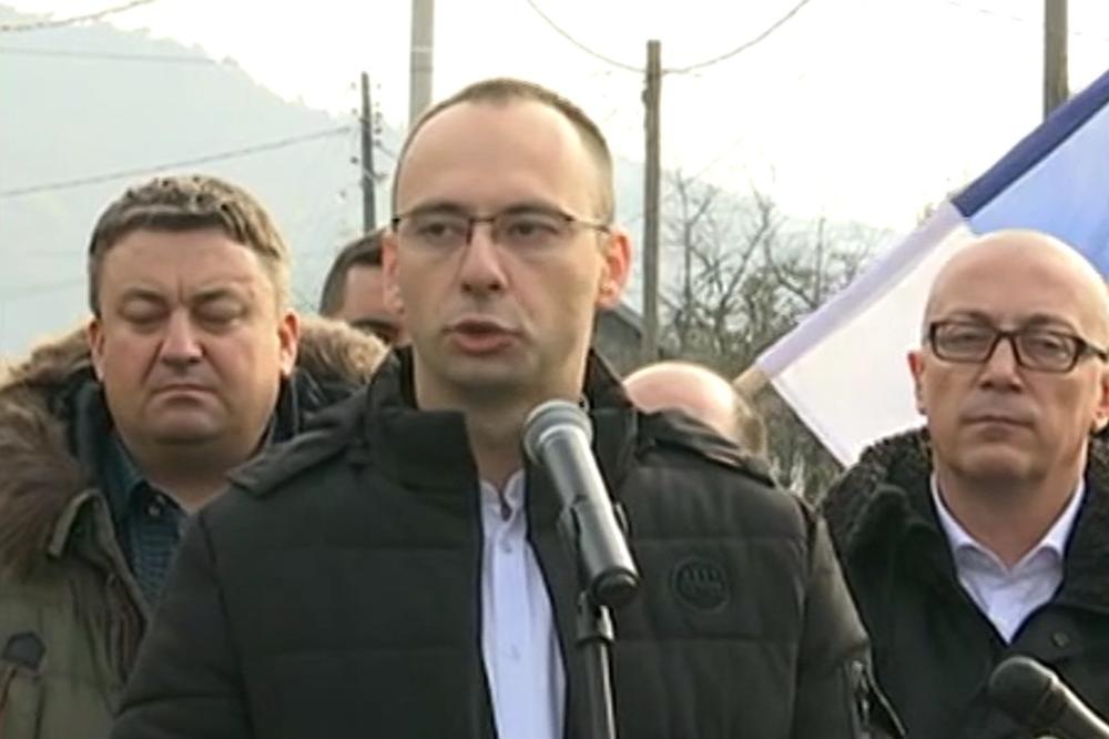 SIMIĆ: Uhapšenim Srbima određen pritvor, razgovarali smo sa njihovim porodicama