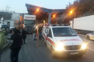 TEROR PRIŠTINE NE PRESTAJE: Autobus sa srpskim humanitarcima satima blokiran na Jarinju! ŽENI POZLILO, hitno prevezena u bolnicu!