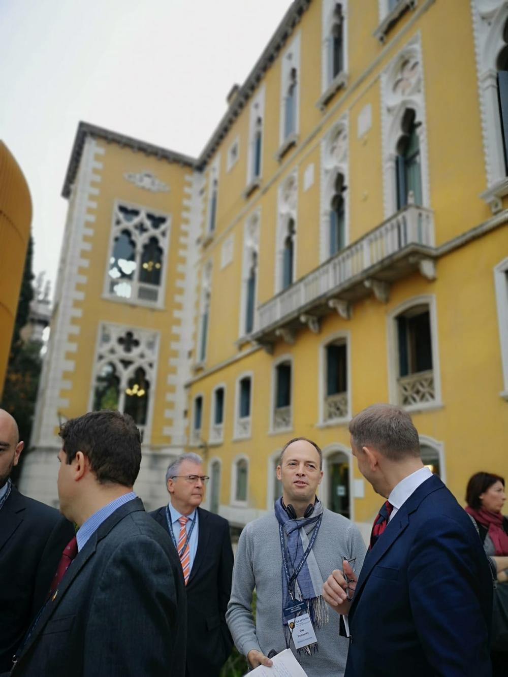 Novinari ispred Palate Franćeti... Dopisnik BBC Guy de Laughny 