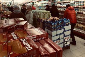 ALBANSKE PRODAVNICE PUNE SRPSKE ROBE: U Južnoj Mitrovici i dalje kupuju proizvode iz centralne Srbije! (FOTO)