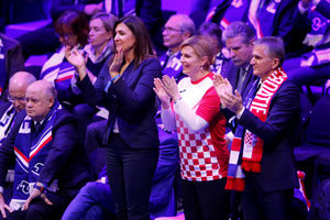 KOLINDA PONOVO U CENTRU PAŽNJE: Hrvatska predsednica grlila tenisera posle pobede u Francuskoj (VIDEO)