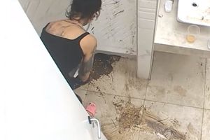 GROZNIJE NE MOŽE BITI! FEKALIJE SVUDA PO PODU: Zadrugari zatekli užasan prizor u WC, niko ne zna ko je to uradio! Evo na koga sumnja većina! (VIDEO)