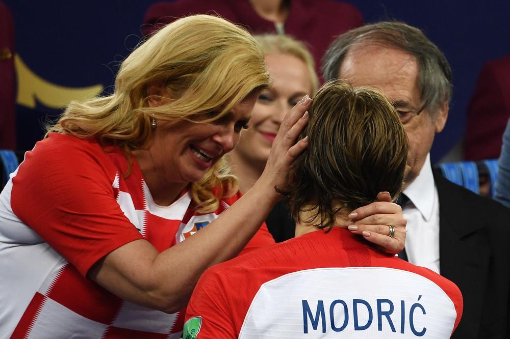 NIKO NIJE MOGAO DA JE PREPOZNA! Kolinda se pojavila na utakmici reprezentacije Hrvatske u Budimpešti, a JEDAN DETALJ je sve ostavio u čudu! (FOTO)