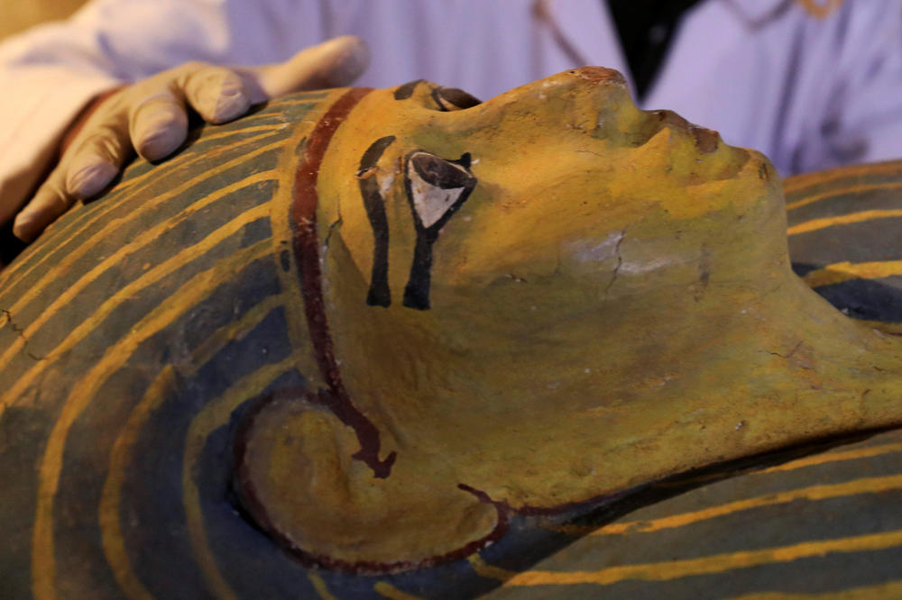 ZAVIRITE U EGIPATSKU GROBNICU: Otkriveni drevni sarkofazi, a tu je i jedna posebna mumija (FOTO)