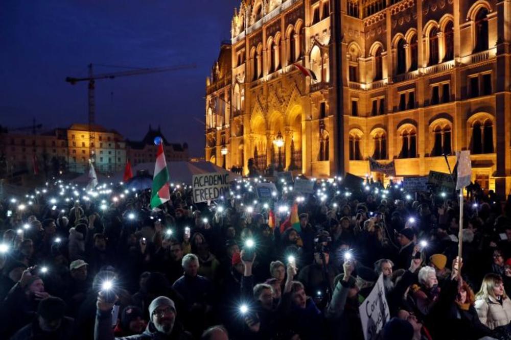 PROTESTI U BUDIMPEŠTI: Hiljade zahtevaju da Sorošev fakultet ostane u Mađarskoj