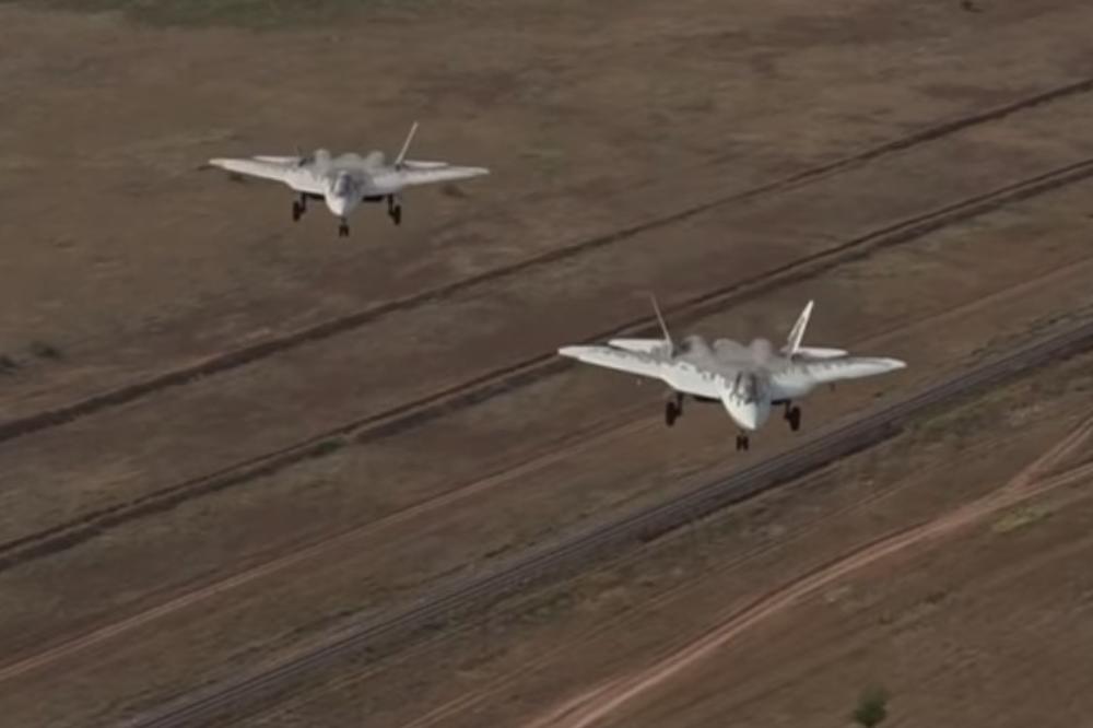 RUSKI SUHOJI KAO JEDAN: Objavljen video sinhronizovanog sletanja novih lovaca Su-57 (VIDEO)