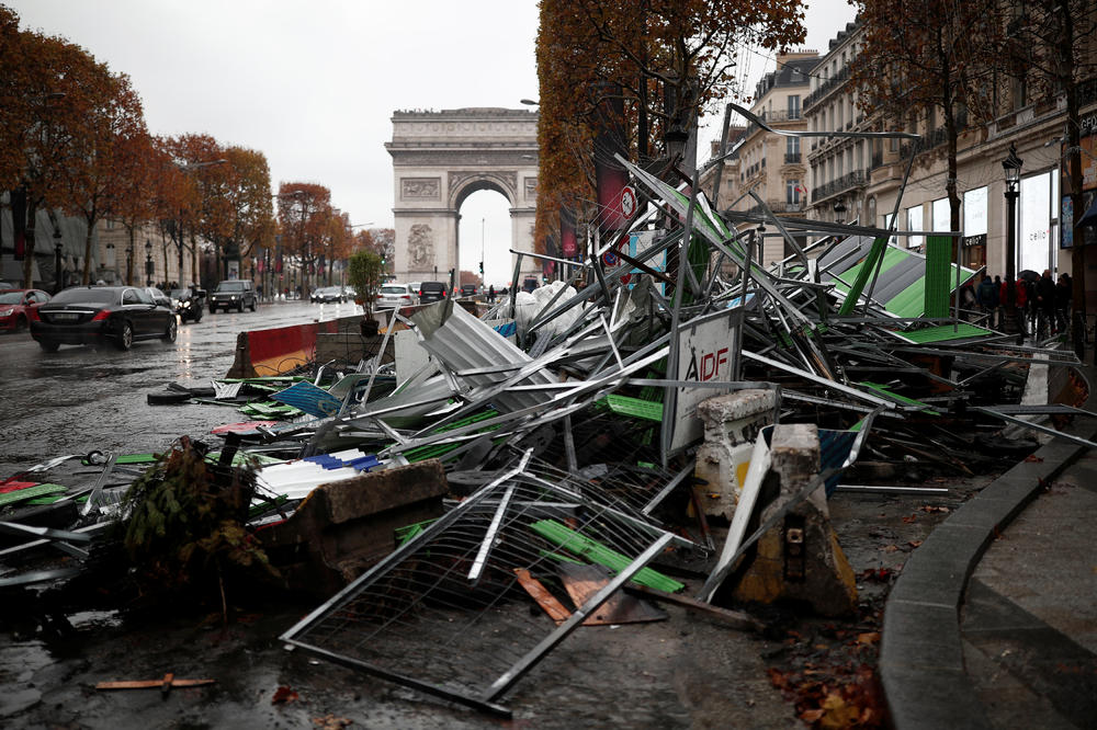 DAN POSLE PROTESTA PARIZ IZGLEDA SABLASNO: Jelisejska polja opustošena, razbijeni izlozi, grafiti sa JEZIVIM PORUKAMA SVUDA! (FOTO, VIDEO)