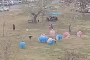 LUDA ZABAVA JUTROS U BLOKOVIMA U NOVOM BEOGRADU: Pogledajte kako igraju fudbal u balonima! (VIDEO)
