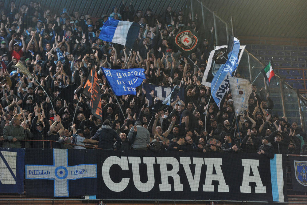 SPREMA SE TOPAO DOČEK ZA DELIJE: Napolitanci veličaju Crvenu zvezdu i vređaju Partizan i Grobare! Evo i zašto (FOTO)