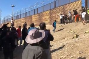 HAOS NA MEKSIČKOJ GRANICI: Migranti jurišaju na ogradu, Amerikanci upotrebili suzavac, situacija sve gora! (VIDEO)