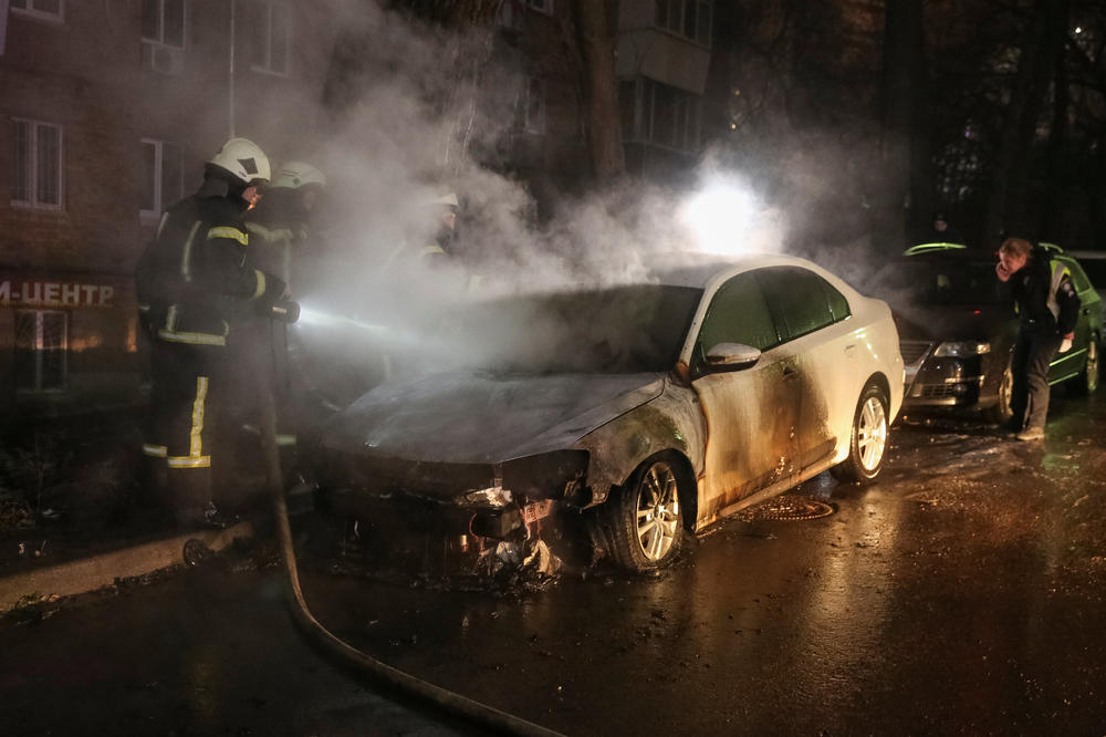 ZAPALJEN RUSKI DIPLOMATSKI AUTOMOBIL U KIJEVU: U napadu na ambasadu u Ukrajini  izgorelo vozilo konzulata (FOTO, VIDEO)