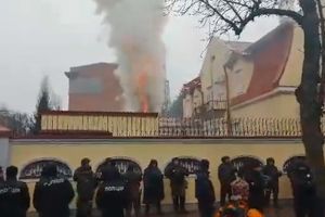 U HARKOVU NAPADNUT KONZULAT RUSIJE: Ukrajinci zapalili rusku zastavu i bacali baklje na zgradu! (VIDEO)