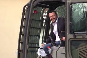 SALVINI SVOJERUČNO UDARIO NA MAFIJU: Italijanski ministar lično uništava mafijašku imovinu (VIDEO)