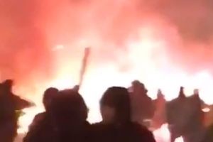 RATNO STANJE U ATINI! Eksplozije na sve strane! Žestoki obračuni huligana pred meč AEK - Ajaks (VIDEO)