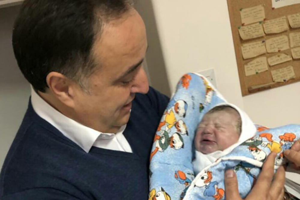 POCEPALI BABIĆA: Pogledajte kako direktor Koridora slavi rođenje sina! Posle Dačića i on uzeo mikrofon (FOTO)