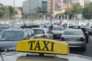 KOMUNALNA U AKCIJI, VANREDNA KONTROLA TAKSIJA: Oduzeta dva vozila, taksirali na divlje bez dozvole