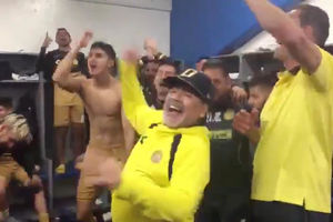 MARADONA NAPRAVIO HAOS U SVLAČIONICI: Pogledajte ludu proslavu slavnog Argentinca sa svojim igračima (VIDEO)