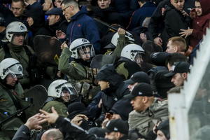 GRCI HTELI DA SE POUBIJAJU KOD STADIONA: Policija našla oružje, zbog bezbednosti otkazano finale kupa AEK - Olimpijakos!