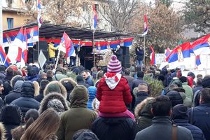 KURIR UŽIVO I DANAS NA PROTESTU U MITROVICI: Srbi ne odustaju, uz njih su i rudari! Biju nas i terorišu, nemamo lekove EU DA OTVORI OČI (KURIR TV)
