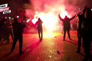 KOSOVO JE SRBIJA: Grmljavina Delija ispred stadiona Napolija uz bakljadu! (KURIR TV)