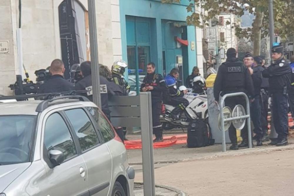 UZBUNA U FRANCUSKOJ: Žena (60) upala u banku i preti da će se razneti (VIDEO)
