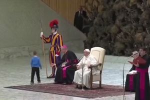 NEOBIČAN GOST U VATIKANU: Gluvonemi dečak prekinuo audijenciju, ali ga nije zanimao papa Franja (VIDEO)